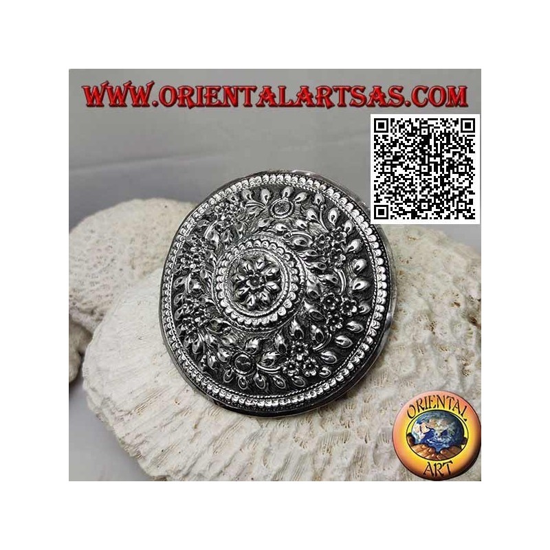 Bouclier ciselé en argent à décor floral avec fleur centrale (fermeture par clip métallique)