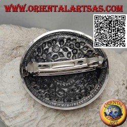 Escudo plateado cincelado con decoración floral con flor central (cierre de clip metálico)