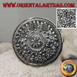 Bouclier ciselé en argent à décor floral avec fleur centrale (fermeture par clip métallique)