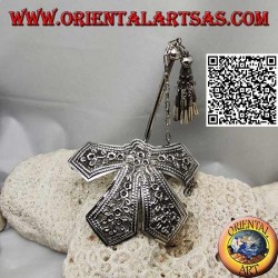 Pince à cheveux en arc ciselé argenté avec fermeture à épingle à décor floral avec pendentifs