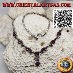 Halskette aus 925 ‰ silbernem halbstarrem Halsband mit Markasitblüten und drei natürlichen runden Rubinen