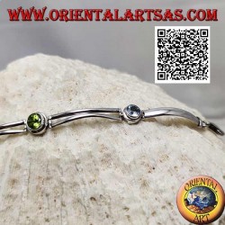 Pulsera de plata semirrígida lisa con peridoto entre dos aguamarinas redondas