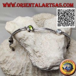 Smooth semi-rigid silver bracelet with peridot between two round aquamarines