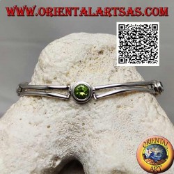 Smooth semi-rigid silver bracelet with peridot between two round aquamarines