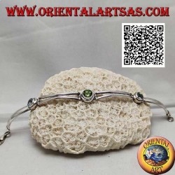 Pulsera de plata semirrígida lisa con peridoto entre dos aguamarinas redondas