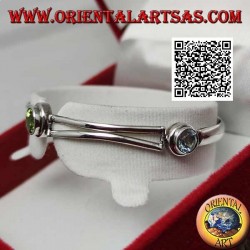 Bracelet en argent semi-rigide lisse avec péridot entre deux aigues-marines rondes