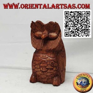 Escultura del búho sabio sentado en madera de suar 13 cm