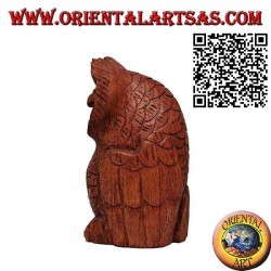 Escultura del búho sabio sentado en madera de suar 13 cm