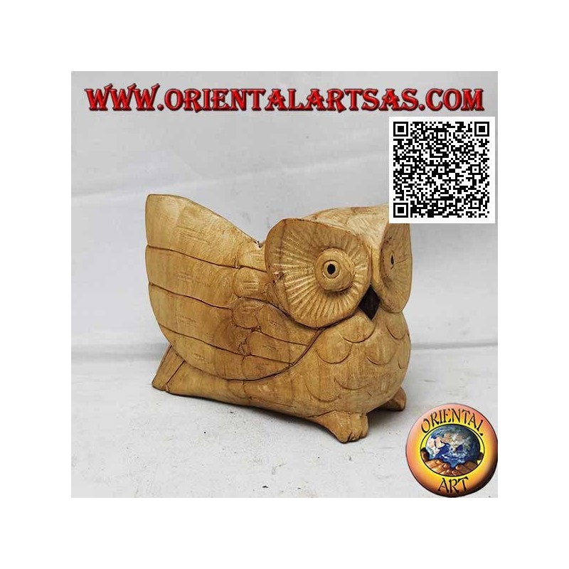 Sculpture d'une chouette trois quarts à l'aile déployée en bois d'hibiscus