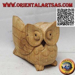 Skulptur einer Dreiviertel-Eule mit einem ausgebreiteten Flügel aus Hibiskusholz