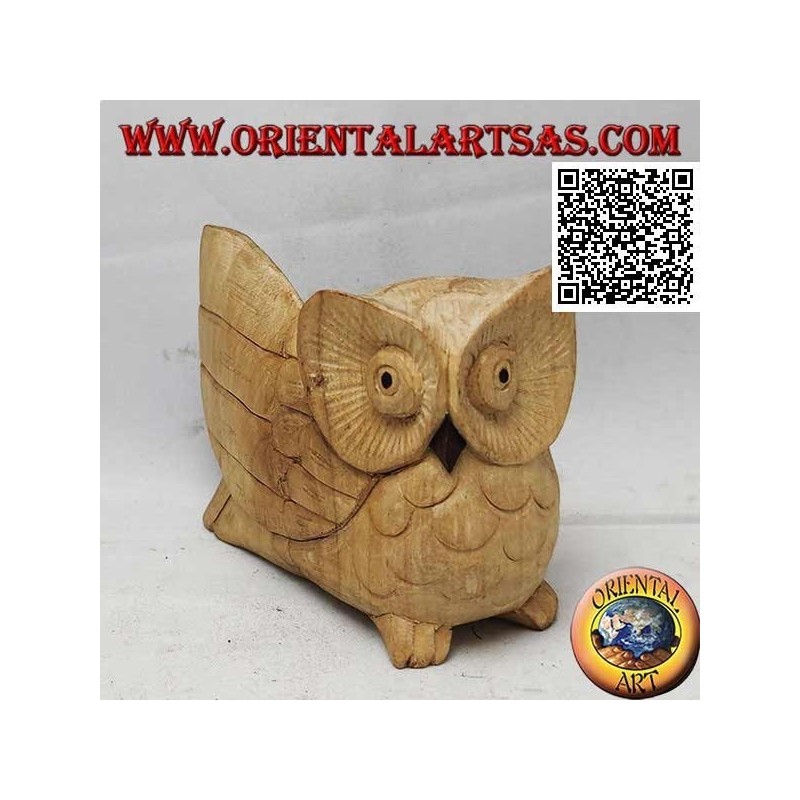 Scultura di una civetta a tre quarti con un'ala spiegata in legno di ibisco