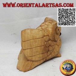 Skulptur einer Dreiviertel-Eule mit einem ausgebreiteten Flügel aus Hibiskusholz