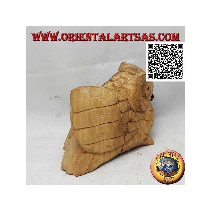 Escultura de un búho de tres cuartos con un ala extendida en madera de hibisco