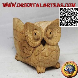 Escultura de un búho de tres cuartos con un ala extendida en madera de hibisco