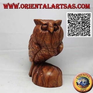 Escultura de un búho en posición vertical sobre sus patas, tallada a mano en madera de suar de 16 cm.