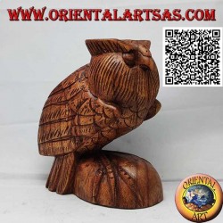 Escultura de un búho en posición vertical sobre sus patas, tallada a mano en madera de suar de 16 cm.