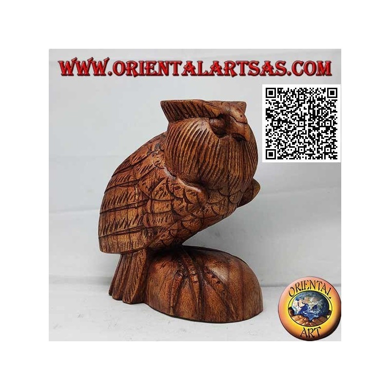 Skulptur einer Eule in aufrechter Position auf den Beinen, handgeschnitzt in 16 cm Suarholz