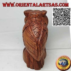 Escultura de un búho en posición vertical sobre sus patas, tallada a mano en madera de suar de 16 cm.