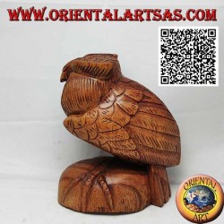 Skulptur einer Eule in aufrechter Position auf den Beinen, handgeschnitzt in 16 cm Suarholz