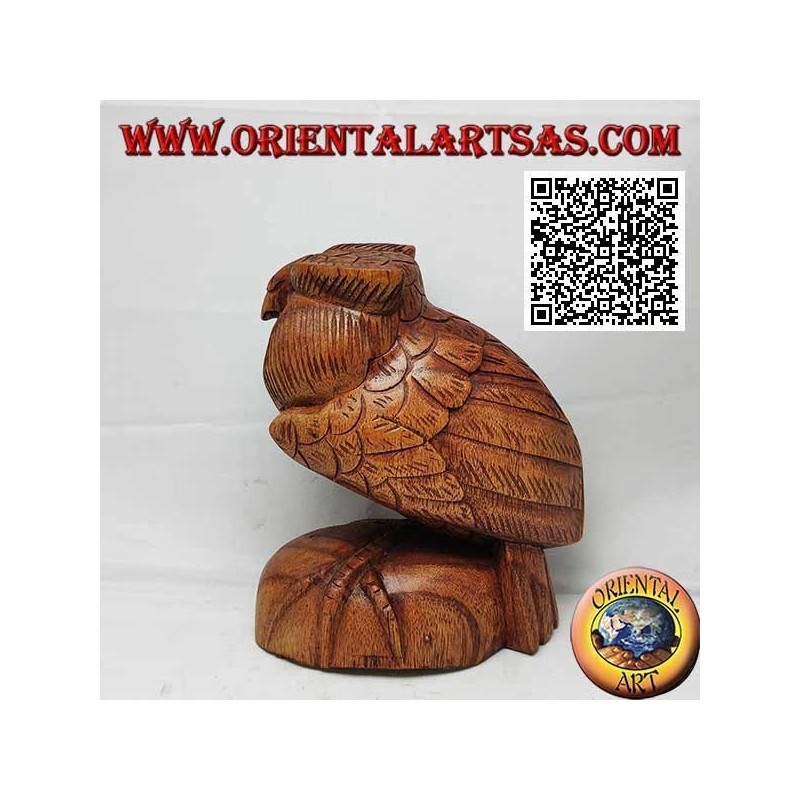 Scultura di una civetta in posizione retta sulle zampe intagliata a mano in legno di suar da 16 cm