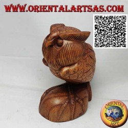 Escultura de un búho en posición vertical sobre sus patas, tallada a mano en madera de suar de 16 cm.