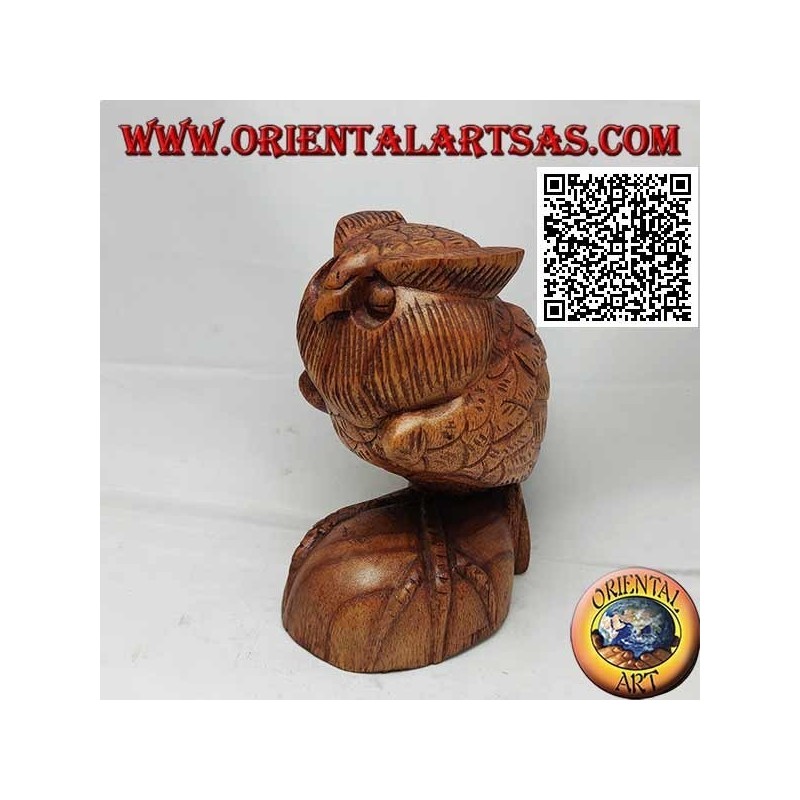 Sculpture d'un hibou en position verticale sur ses pattes, sculptée à la main dans du bois de suar 16 cm