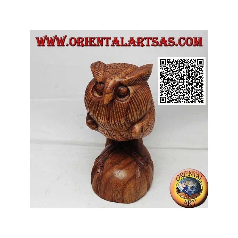 Skulptur einer Eule in aufrechter Position auf den Beinen, handgeschnitzt in 16 cm Suarholz
