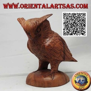 Sculpture d'un hibou grand-duc debout sur ses pattes sculpté à la main dans du bois de suar de 17 cm
