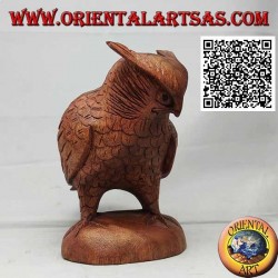 Sculpture d'un hibou grand-duc debout sur ses pattes sculpté à la main dans du bois de suar de 17 cm