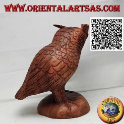 Sculpture d'un hibou grand-duc debout sur ses pattes sculpté à la main dans du bois de suar de 17 cm