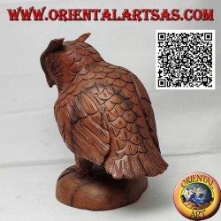 Skulptur einer Uhu, die aufrecht auf ihren Pfoten steht und handgeschnitzt in Suarholz von 17 cm ist