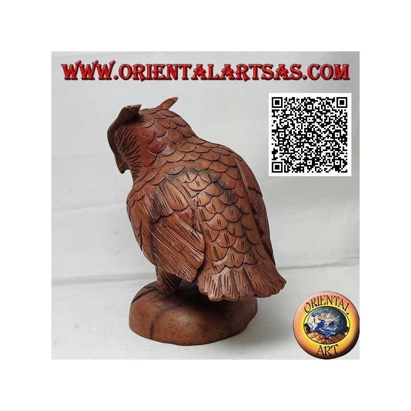 Skulptur einer Uhu, die aufrecht auf ihren Pfoten steht und handgeschnitzt in Suarholz von 17 cm ist