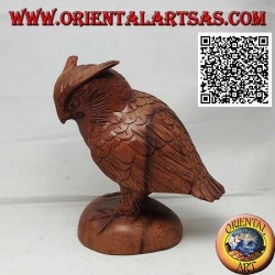 Sculpture d'un hibou grand-duc debout sur ses pattes sculpté à la main dans du bois de suar de 17 cm