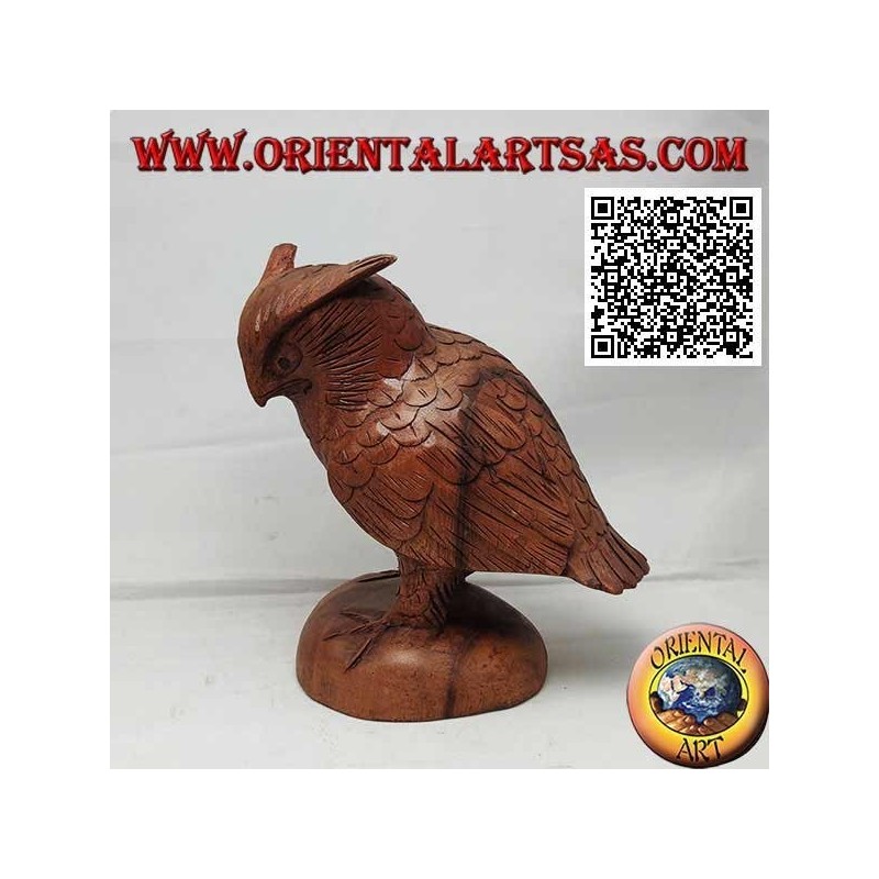 Sculpture d'un hibou grand-duc debout sur ses pattes sculpté à la main dans du bois de suar de 17 cm