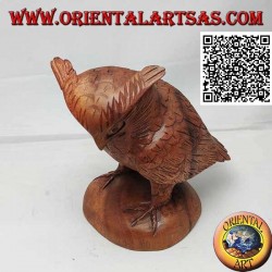Skulptur einer Uhu, die aufrecht auf ihren Pfoten steht und handgeschnitzt in Suarholz von 17 cm ist