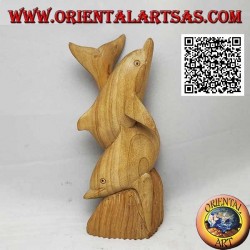 Scultura di una coppia di delfini attorcigliati su una scogliera in legno di ibisco da 19 cm