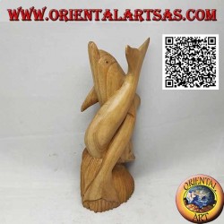 Skulptur eines Delfinpaares, das auf einem 19 cm großen Hibiskusholzriff gedreht wurde