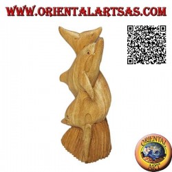 Skulptur eines Delfinpaares, das auf einem 19 cm großen Hibiskusholzriff gedreht wurde