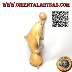 Skulptur eines Delfins, der zwischen zwei 20 cm Hibiskusholzkugeln jongliert