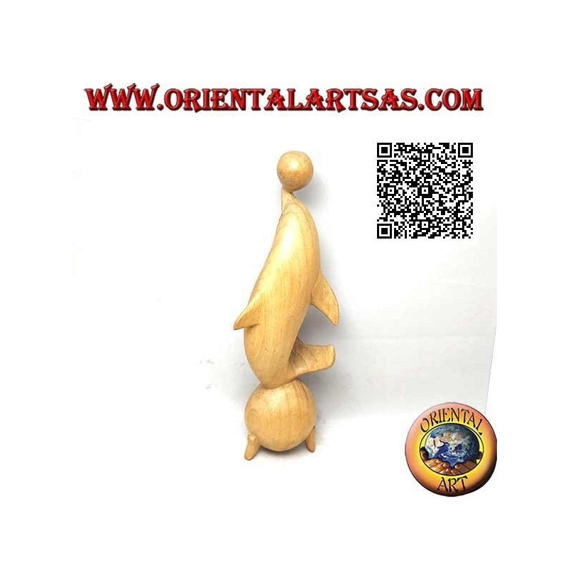 Sculpture d'un dauphin jonglant entre deux boules en bois d'hibiscus de 20 cm