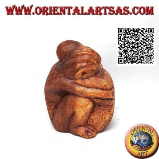 Escultura pareja en reconfortante abrazo en madera de suar de 10 cm.