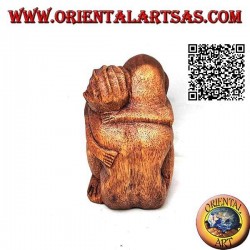 Escultura pareja en reconfortante abrazo en madera de suar de 10 cm.