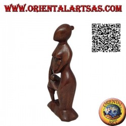 Escultura de una madre con un niño en la mano y un bebé en su regazo en madera de suar de 20 cm.