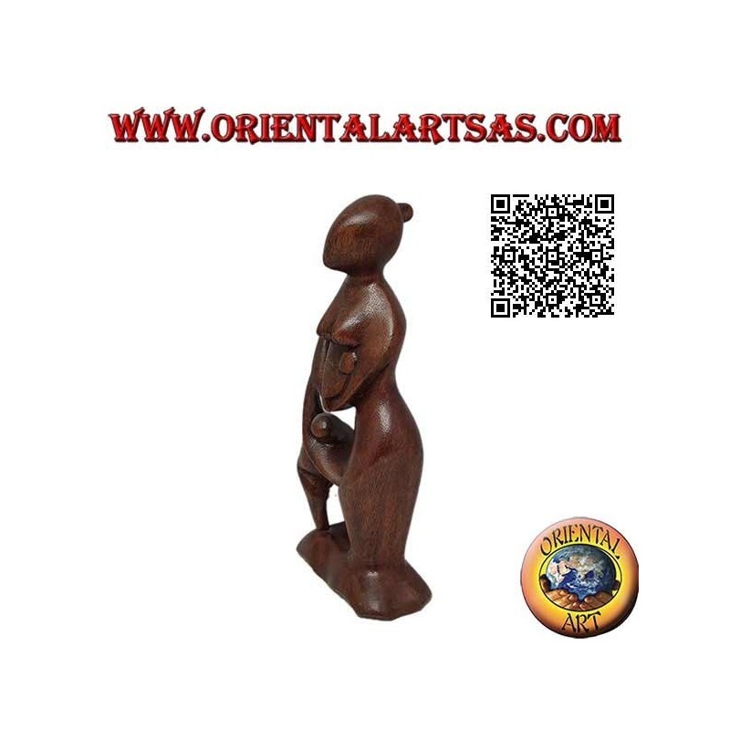 Escultura de una madre con un niño en la mano y un bebé en su regazo en madera de suar de 20 cm.