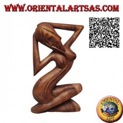 Skulptur einer sinnlichen nackten Frau mit gekreuzten Beinen und langen Haaren aus 21 cm Suarholz