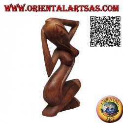Sculpture d'une femme nue sensuelle aux jambes croisées et cheveux longs, en bois de suar 21 cm