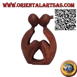 Escultura de 10 cm del beso de una pareja arrodillada en madera de suar