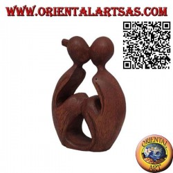 Escultura de 10 cm del beso de una pareja arrodillada en madera de suar
