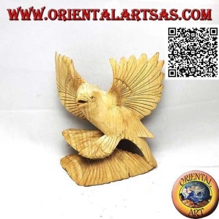 Sculpture d'un aigle sur les pattes aux ailes déployées en bois d'hibiscus de 15 cm