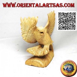 Sculpture d'un aigle sur les pattes aux ailes déployées en bois d'hibiscus de 15 cm